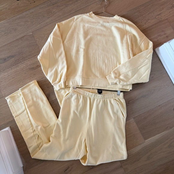 GAP butter yellow fleece sweat set - Picture 2 of 8